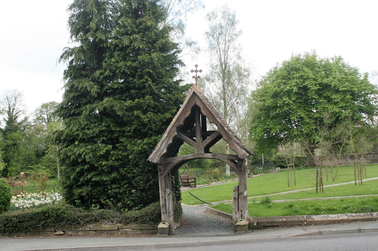 Ye Olde Boote Inn Oswestry Exterior photo